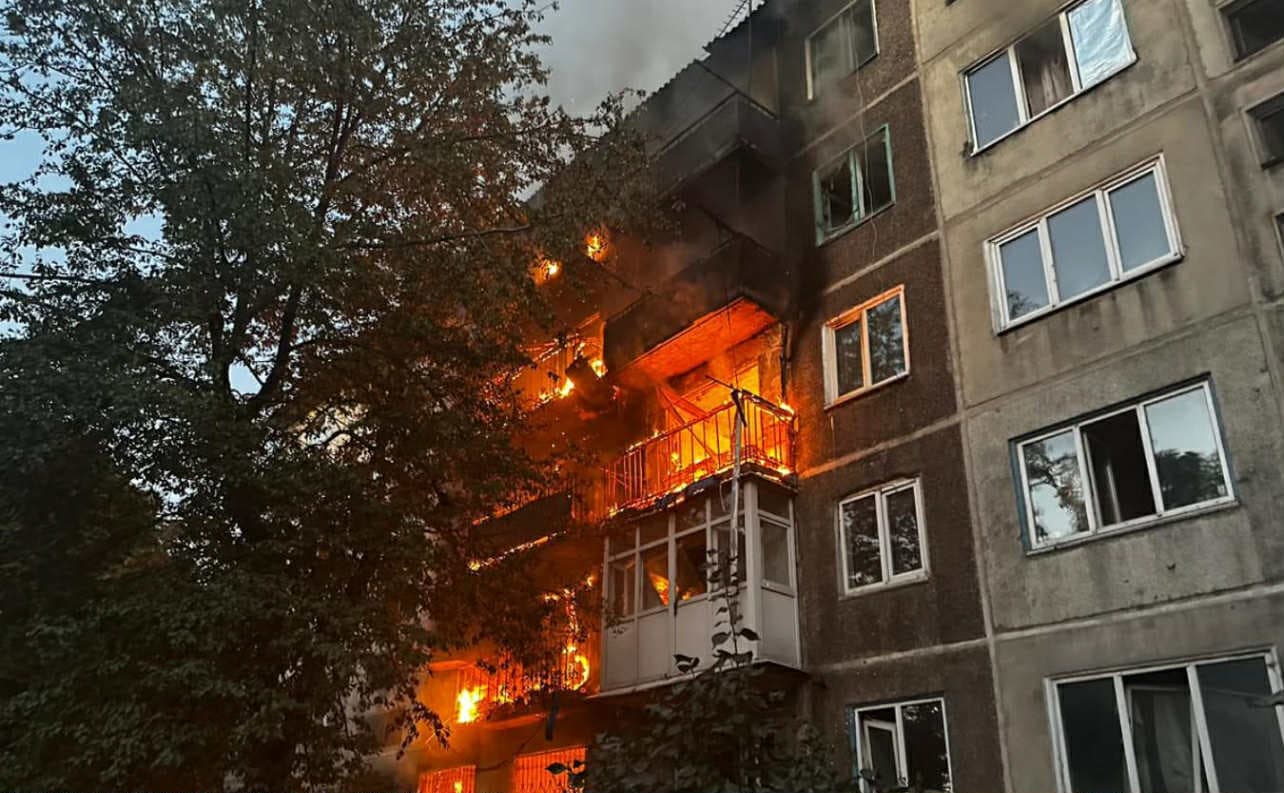 <em>Спасатели ликвидировали пожар квартир в пятиэтажном жилом доме в Покровском районе. Фото: ГСЧС</em>
