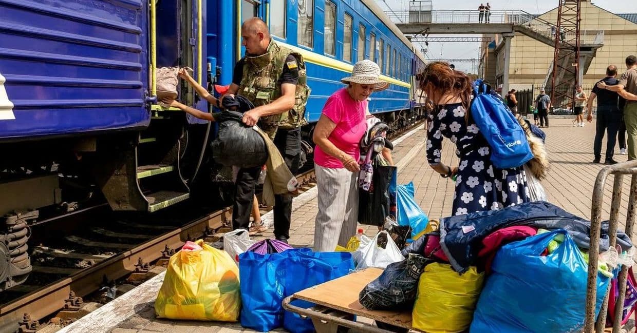 Укрзалізниця розповіла, які поїзди курсують Донеччиною та скільки людей евакуйовано з початку року