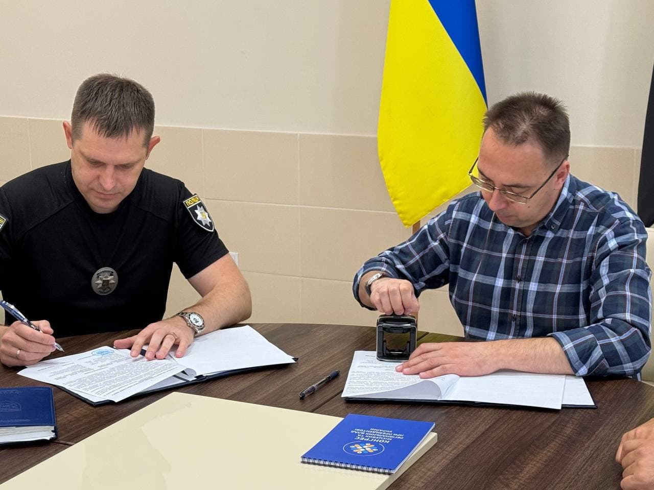 <em>Покровська міська військова адміністрація підписала меморандум із Маріупольським міжрайонним відділом Управління поліції охорони в Донецькій області. Фото: Покровська МВА</em>