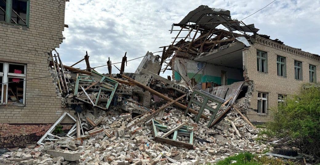 <em>Школа в селе Белокузьминовка Константиновской громады 28 мая 2025 года после атаки 2 мая. Источник фото: Суспільне Донбас/Юлия Подгола</em>