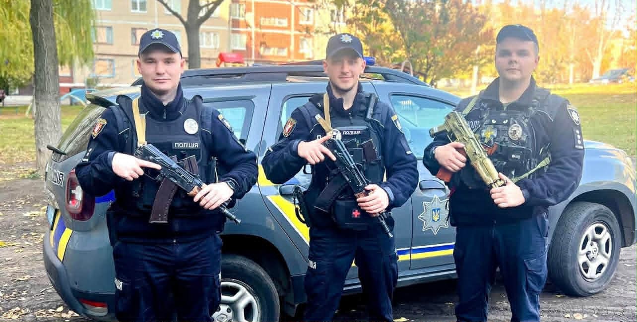 <em>У Краматорську поліцейські допомогли чоловікові з інвалідністю. Фото: патрульна поліція Краматорська та Слов'янська</em>