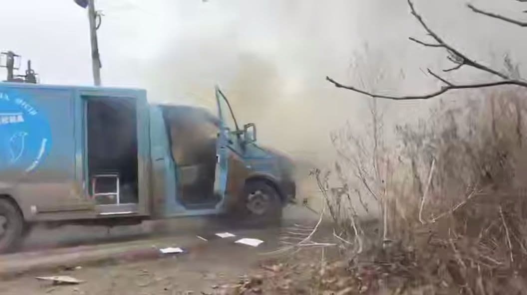 Під Костянтинівкою російські дрони атакували машину з волонтерами та журналістами: фото, відео