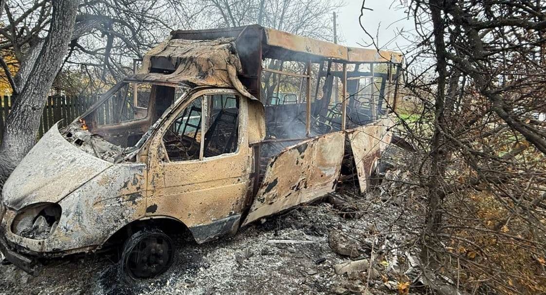 Російські окупанти завдали удару дроном по маршрутці в Краматорському районі, є поранені: фото