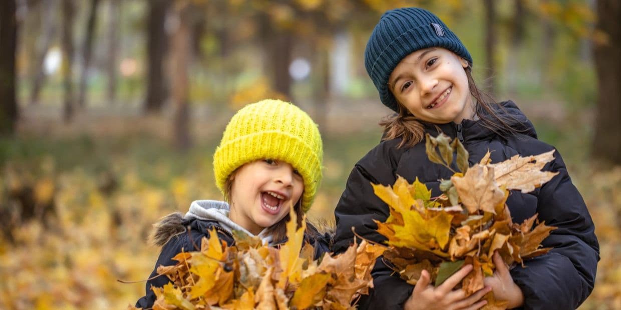 <em>Діти в осінньому лісі. Фото: Freepik</em>