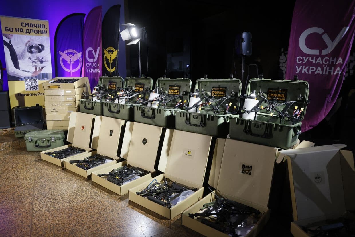 Перша партія SECRET BOX із FPV-дронами на оптоволокні відправилася на Покровський напрямок (фото)