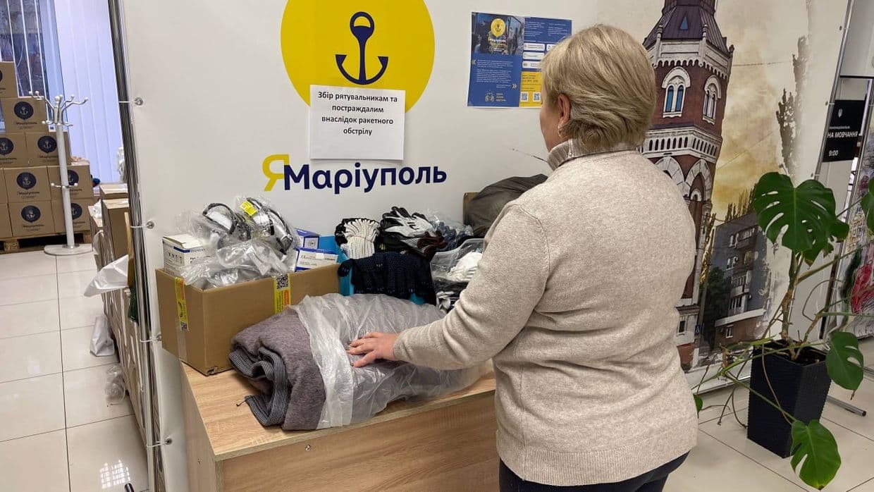 <em>Маріупольці у Кривому Розі зібрали допомогу постраждалим від обстрілів. Фото: Міської ради Маріуполя</em>
