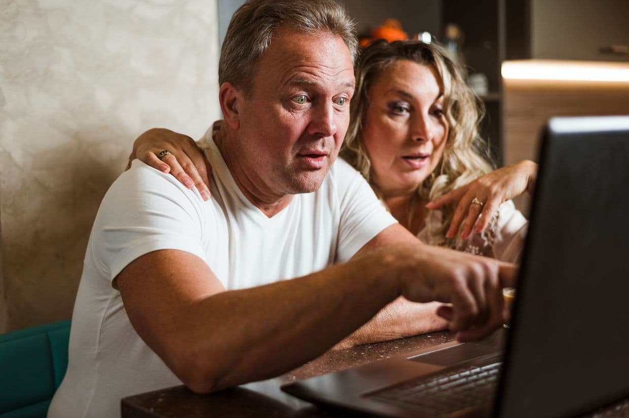 Чоловік і дружина заповнюють електронну форму в інтернеті. Фото: Freepik