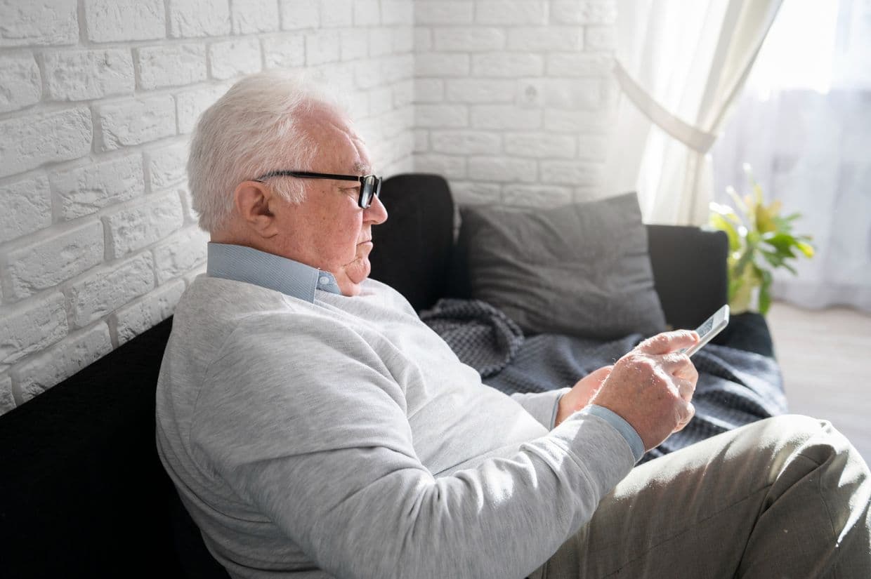 Пенсіонер зі смартфоном. Фото: Freepik