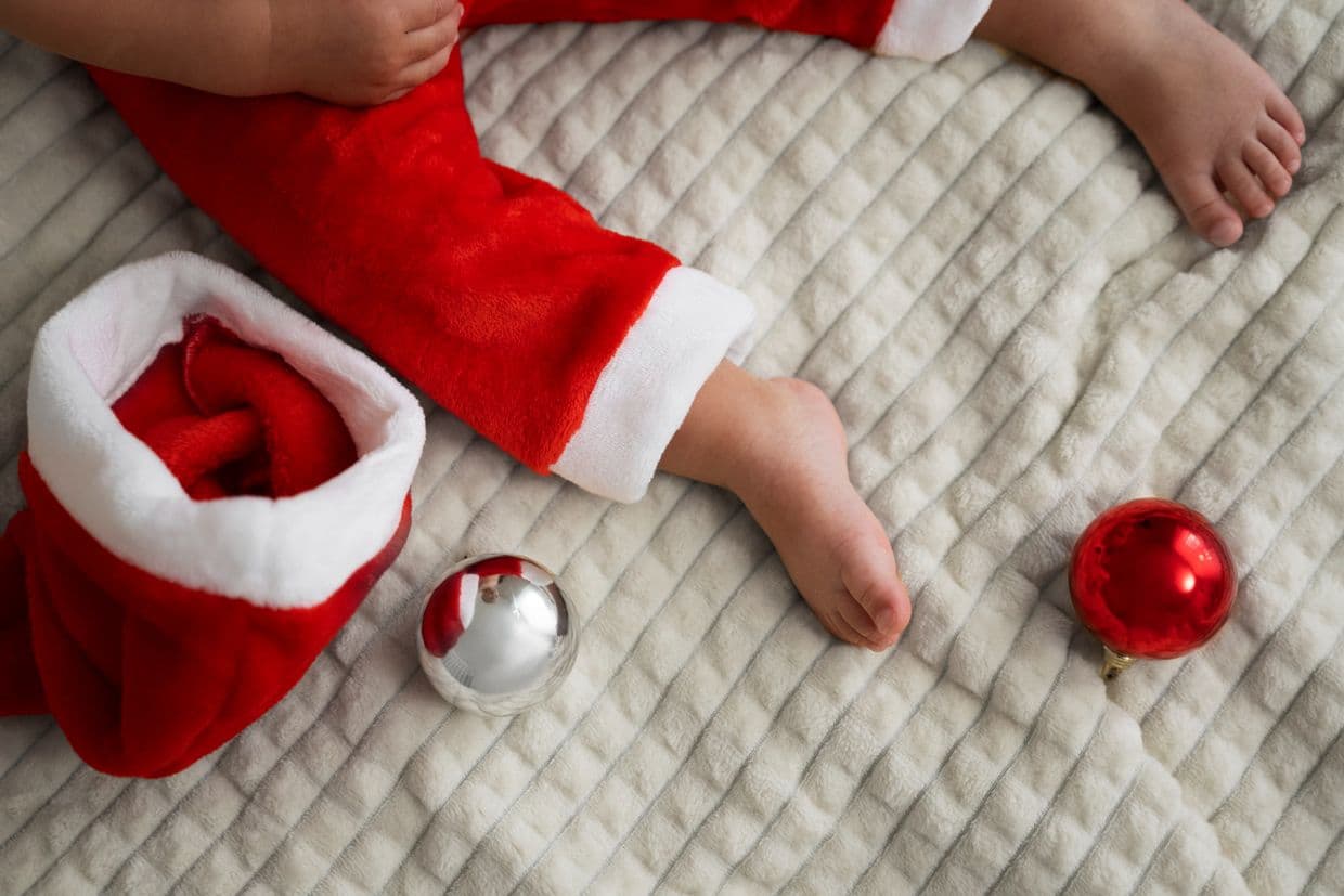 Мальчик в костюме Санта-Клауса. Фото: Freepik