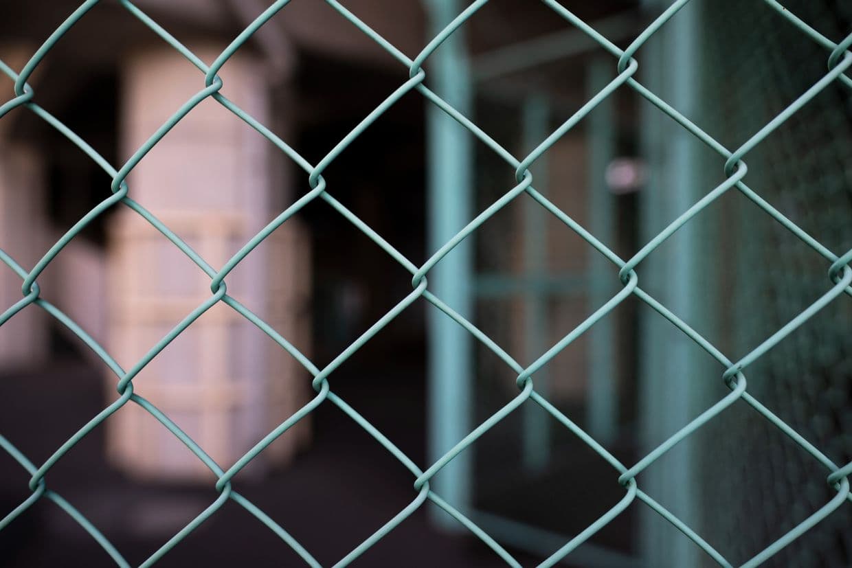 За решеткой. Фото: Freepik