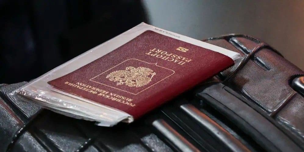 Российский загранпаспорт. Фото: dw.com