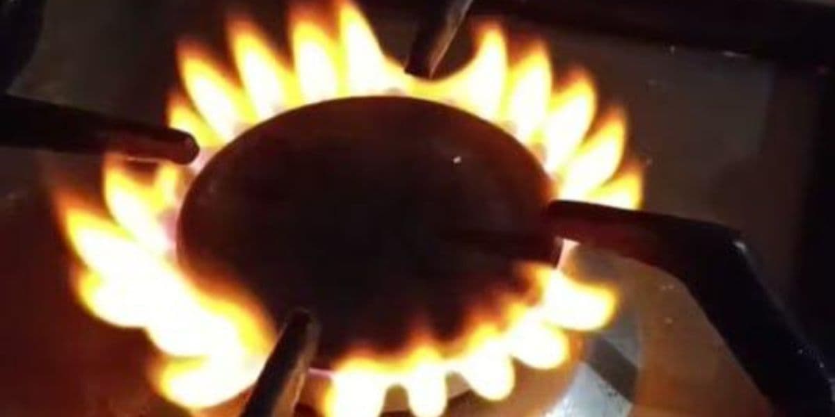 Горит газ в конфорке. Фото: Желтая Лента