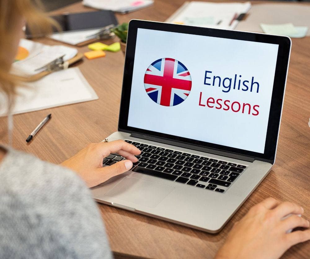 <em>Фото з посту міськради Маріуполя. Маріупольцям пропонують безкоштовно вивчати англійську мову</em>