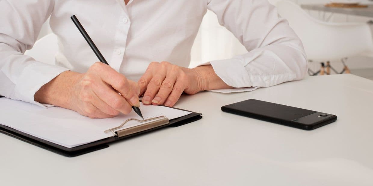 Жінка складає звернення. Фото: Freepik