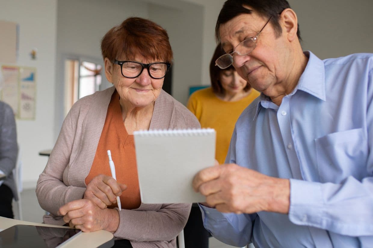 Пенсіонери. Фото: Freepik