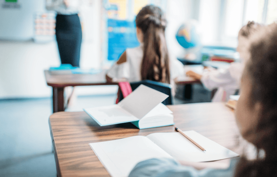 <em>Діти ВПО з Черкаської громади мають доступ до шкіл і дитсадків на Харківщині. Ілюстративне фото: depositphotos/ArturVerkhovetskiy</em>