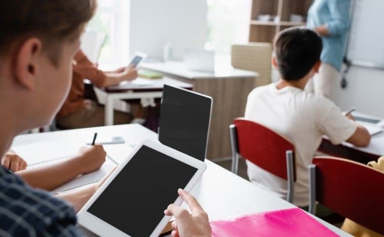 <em>Діти пільгових категорій у Черкаській громаді отримали гаджети для навчання. Ілюстративне фото: HayDmitriy/Depositphotos</em>