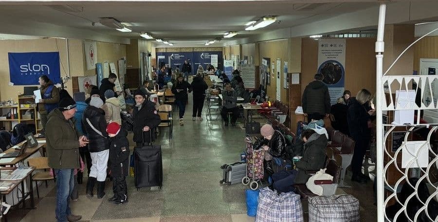 <em>Транзитний центр для евакуйованих у Лозовій. Фото: Суспільне Харків/Єлизавета Пшенична</em>
