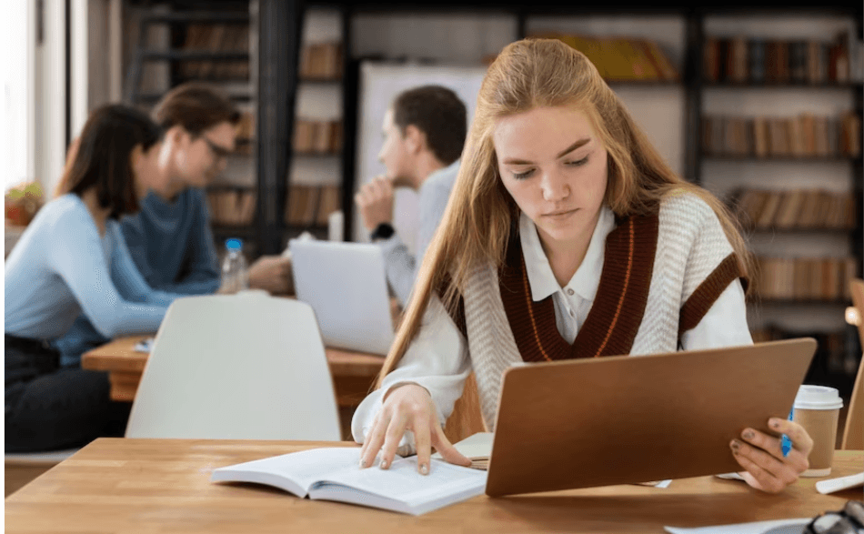 <em>Діти ВПО з Новодонецької громади мають доступ до освіти на Київщині. Ілюстративне фото: Freepic</em>