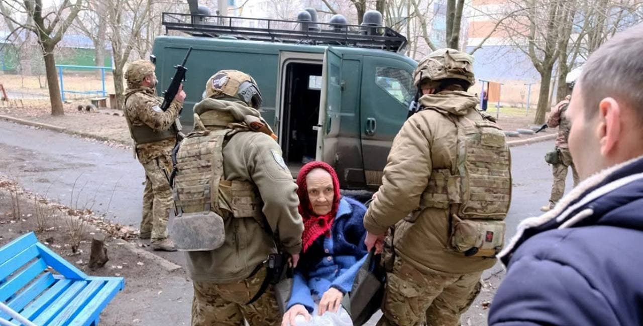 У поліції розповіли, як проходить евакуація поранених і маломобільних людей на Донеччині