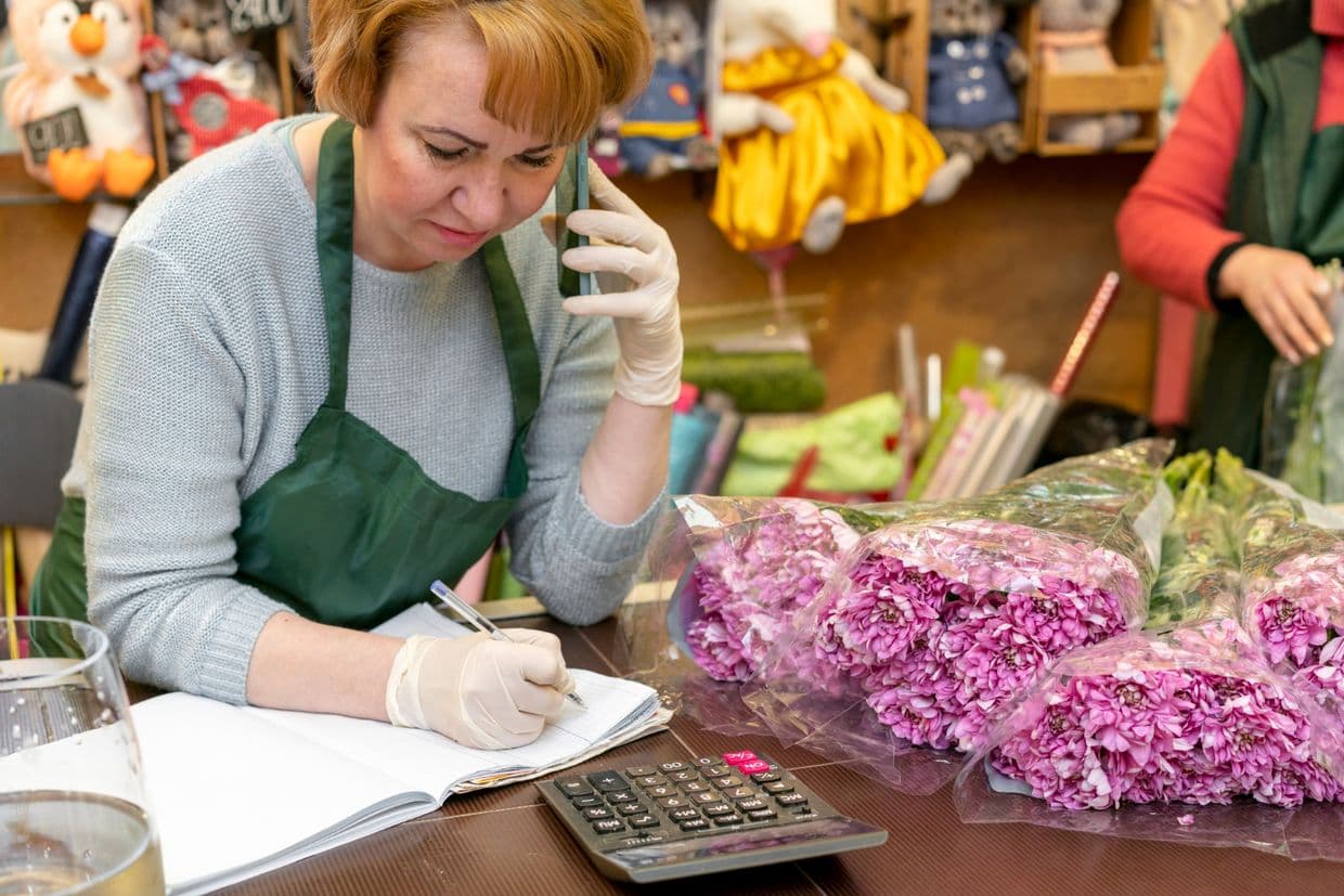 У квіткарні. Фото: Freepik