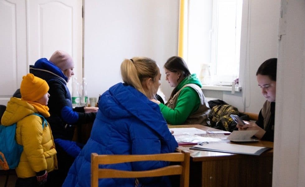 <em>В Донецкой области жители Черкасской громады ежемесячно получают гуманитарную и психологическую помощь. Иллюстративное фото: Дрогобычская районная военная администрация</em>