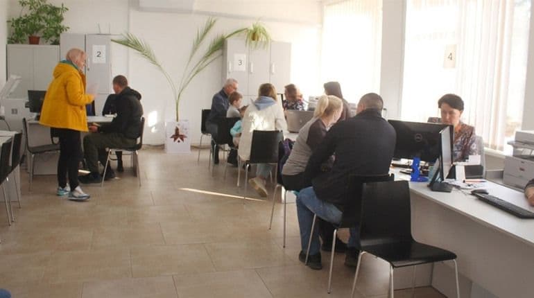 <em>Гуманітарна допомога для ВПО з Черкаської громади: що отримують переселенці на Хмельниччині. Фото: Городок.Сіty</em>