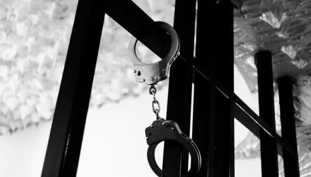 Кайданки на ґратах. Фото: Pexels