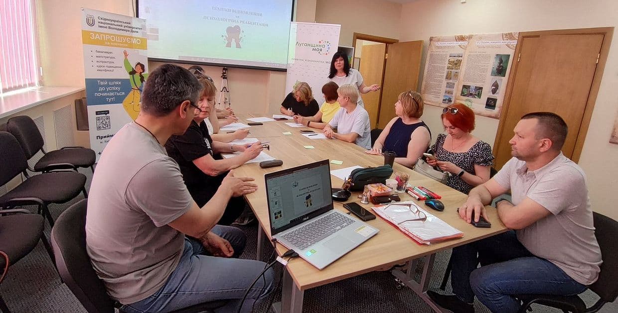 <em>Воркшоп «Техніки відновлення та психологічна реабілітація» у Центрі підтримки сім'ї. Фото: Старобільська РДА у Facebook</em>