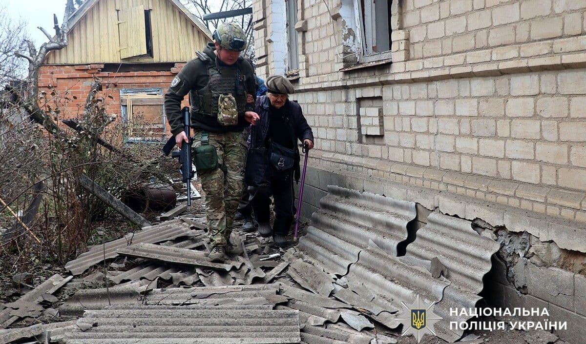 <em>У Дружківській громаді продовжують надавати допомогу місцевим жителям. Фото: Головне управління Національної поліції в Донецькій області</em>