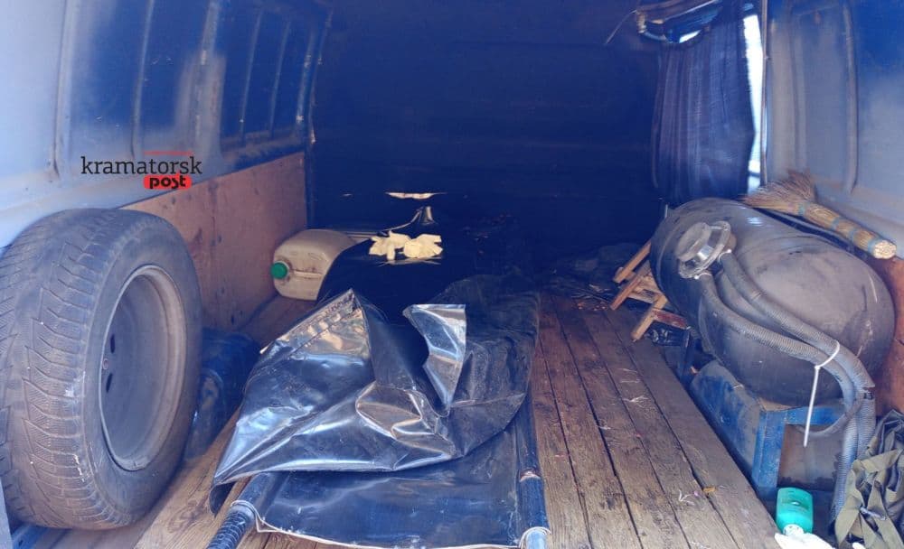 рештки загиблої людини у чорному пакеті