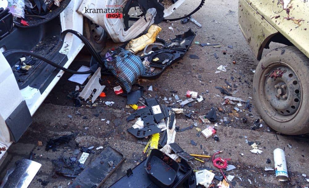 потрощені решти з автомобільного салону на асфальті