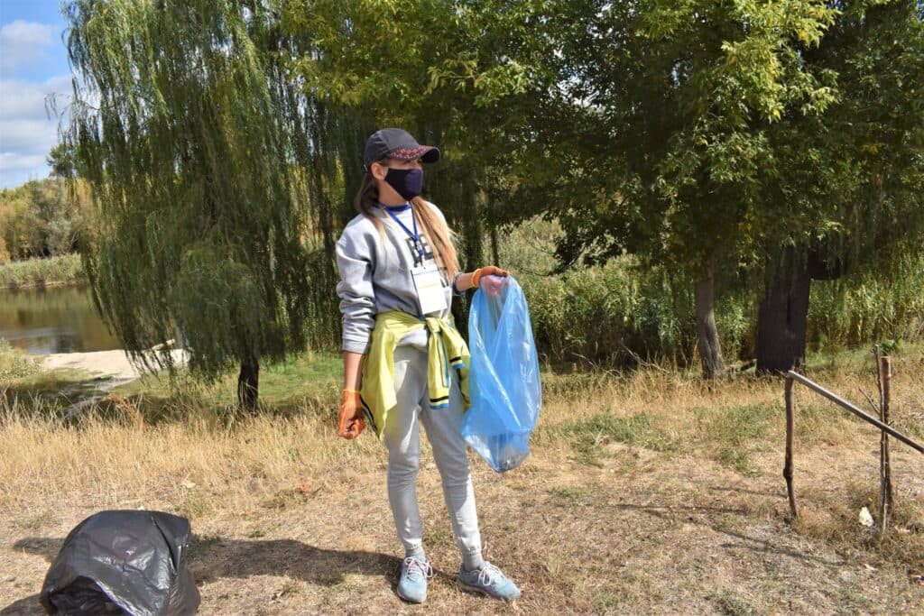 "Увидел - убери!": как прошел "World Cleanup Day" в Славянске