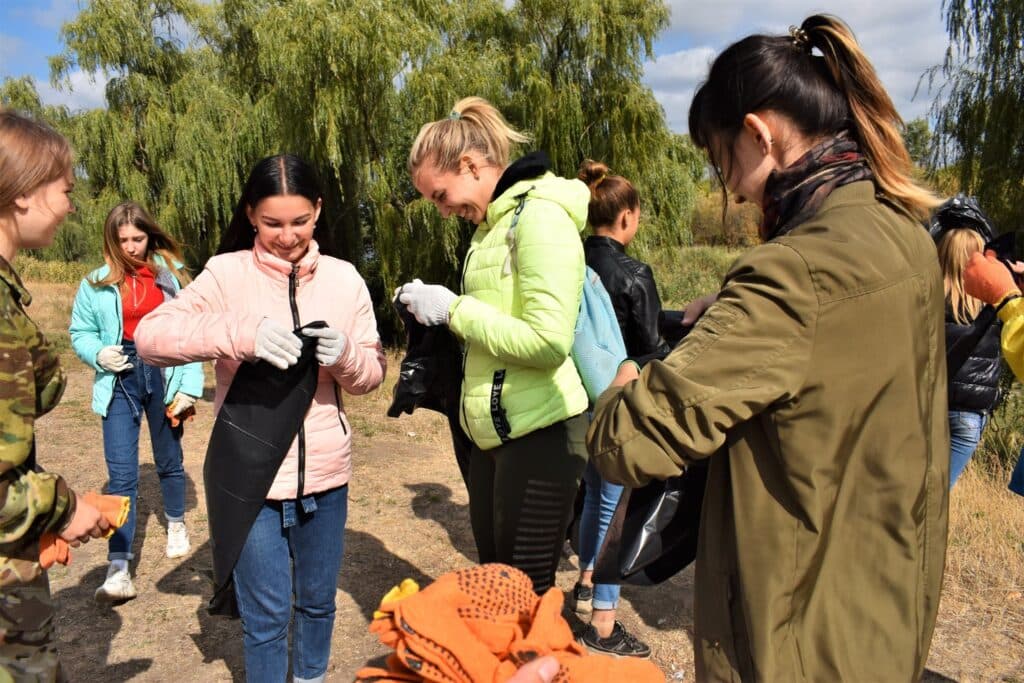 "Увидел - убери!": как прошел "World Cleanup Day" в Славянске
