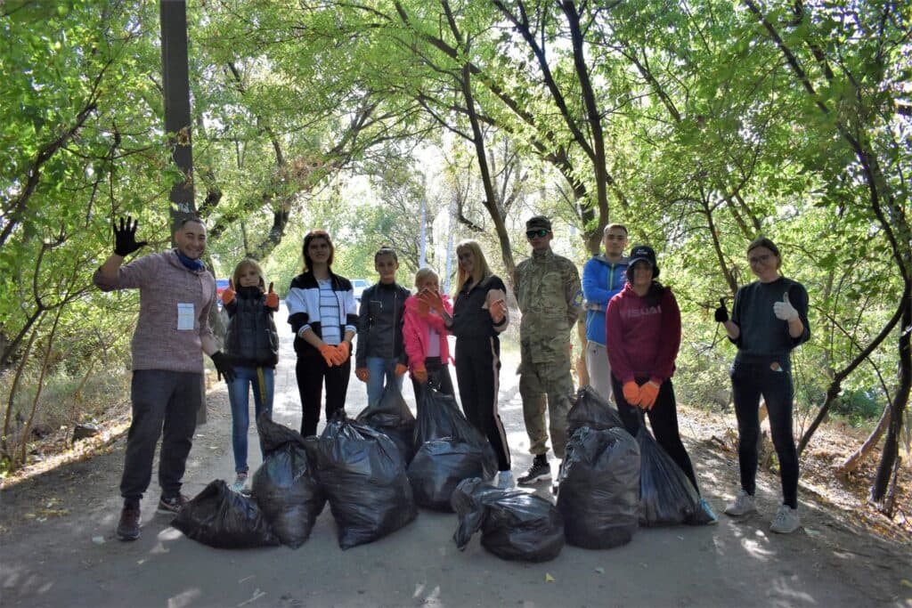"Увидел - убери!": как прошел "World Cleanup Day" в Славянске
