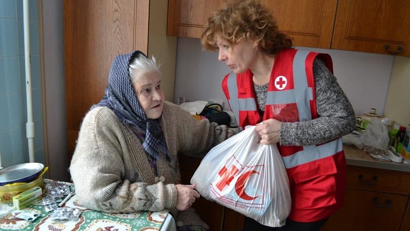 На Луганщине рассказали, как работают патронажные сестры Красного Креста