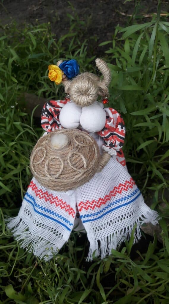 Мотанки со столетней историей. Как в Станице Луганской мастерица в четвертом поколении создает традиционные украинские изделия