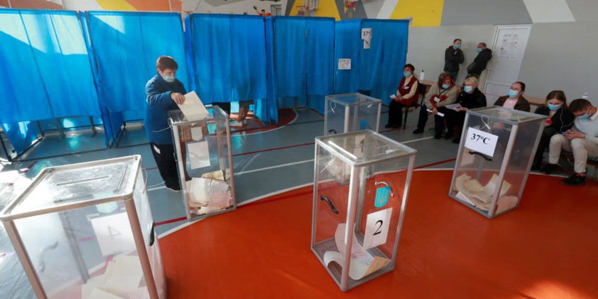 Женщины-мэры, “засланный казачек” и “крепкие хозяйственники”: кого выбрала Луганщина на местных выборах