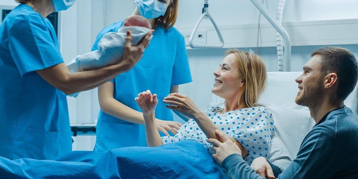 Из-за пандемии коронавируса в украинских роддомах и перинатальных центрах отменяют все мероприятия с участием “посторонних”. Это посещения, торжественные выписки и партнёрские роды. Насколько