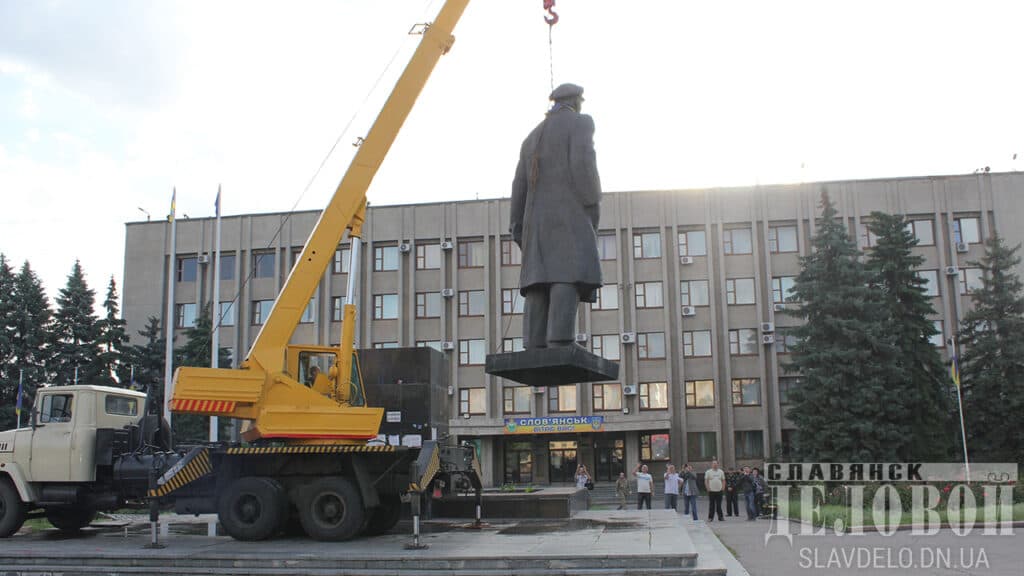 Демонтаж памятника Ленину на центральной площади Славянска