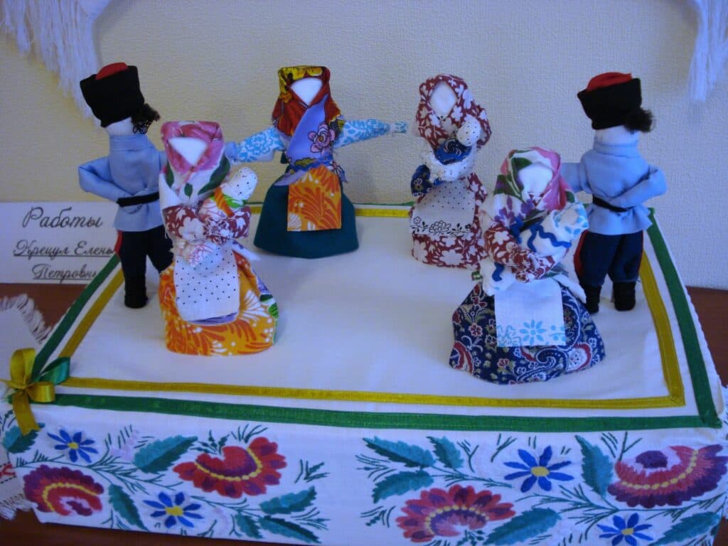 Мотанки со столетней историей. Как в Станице Луганской мастерица в четвертом поколении создает традиционные украинские изделия