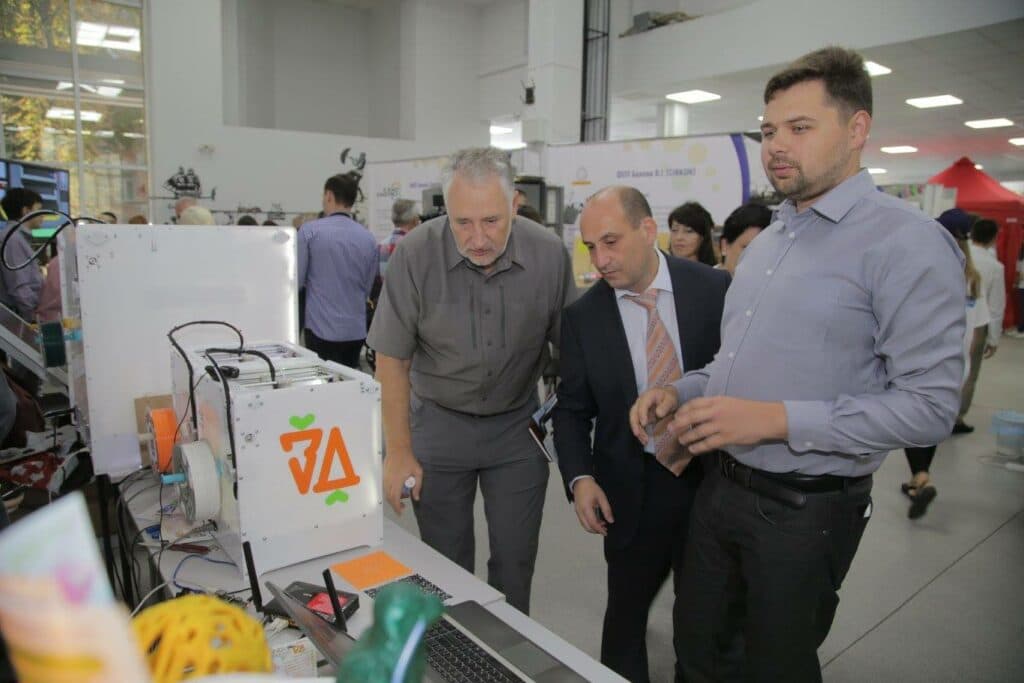 Идея на миллион. Как волонтер и бывший пленный “ДНР” открыл 3D-ферму в Краматорске