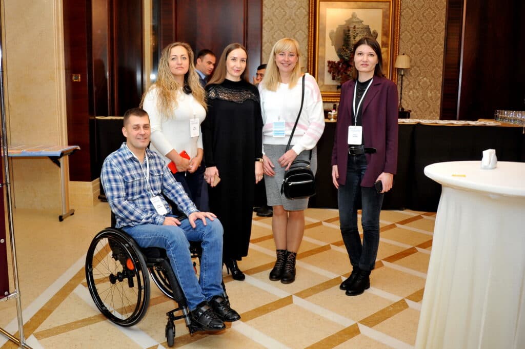 “Не нужно водить нас за ручку!”. Какой помощи ждут люди с инвалидностью и почему это нужно всем нам