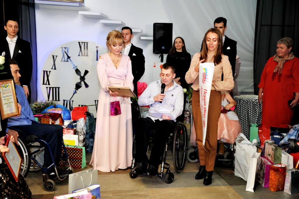 “Не нужно водить нас за ручку!”. Какой помощи ждут люди с инвалидностью и почему это нужно всем нам