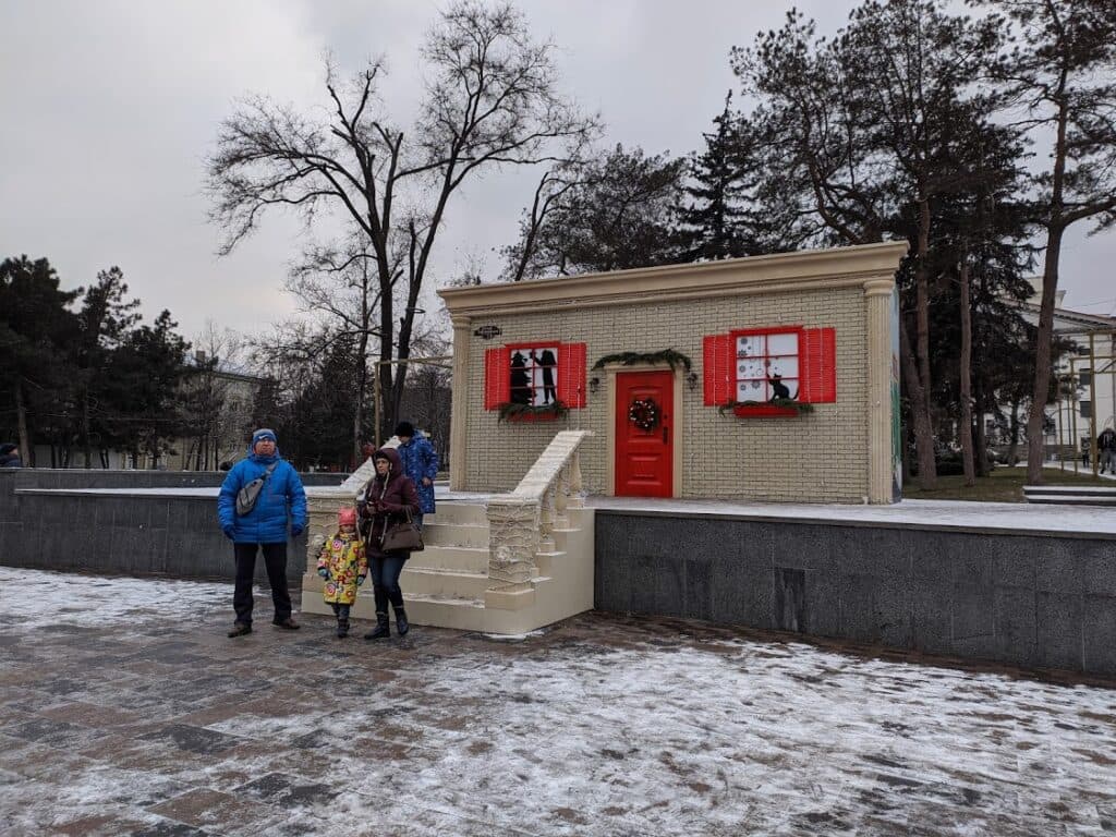 Праздник начинается: что стоит посмотреть на главной новогодней локации Мариуполя