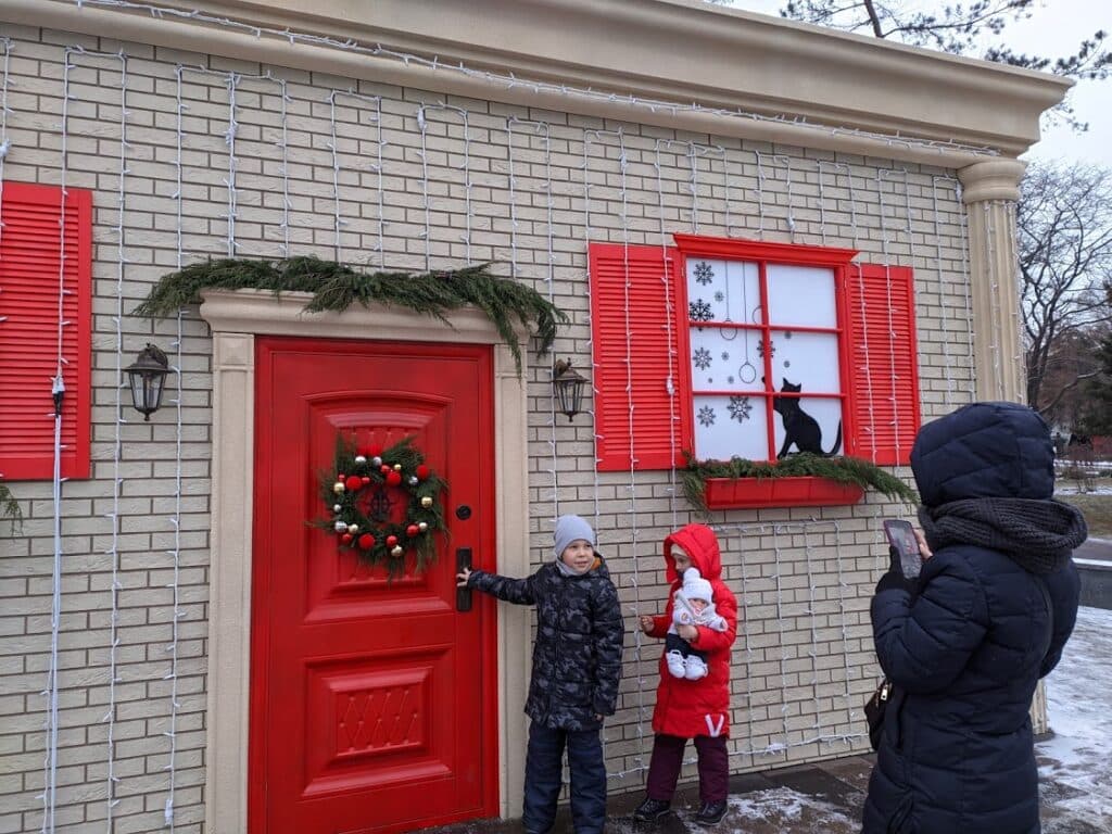Праздник начинается: что стоит посмотреть на главной новогодней локации Мариуполя