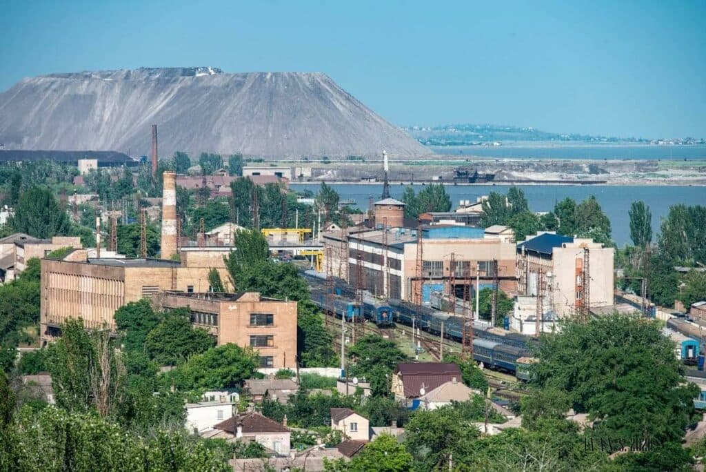 У самого берега моря возвышается шлаковая гора отходов производства меткомбината «Азовсталь»