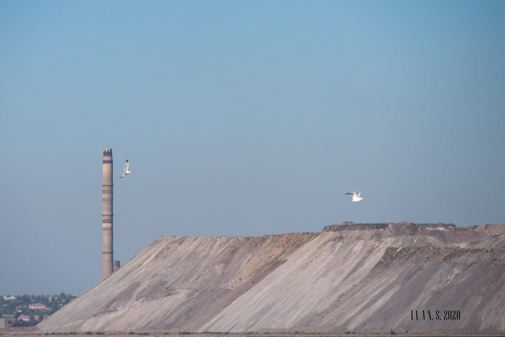 Точная высота шлаковой горы неизвестна, мариупольцы предполагают, что это примерно 30 метров