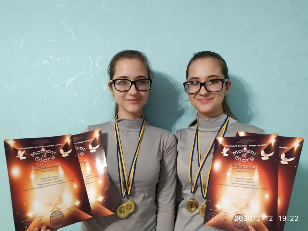 Музыка, рисование и победы. История близняшек из Станицы Луганской, которых отметил Президент