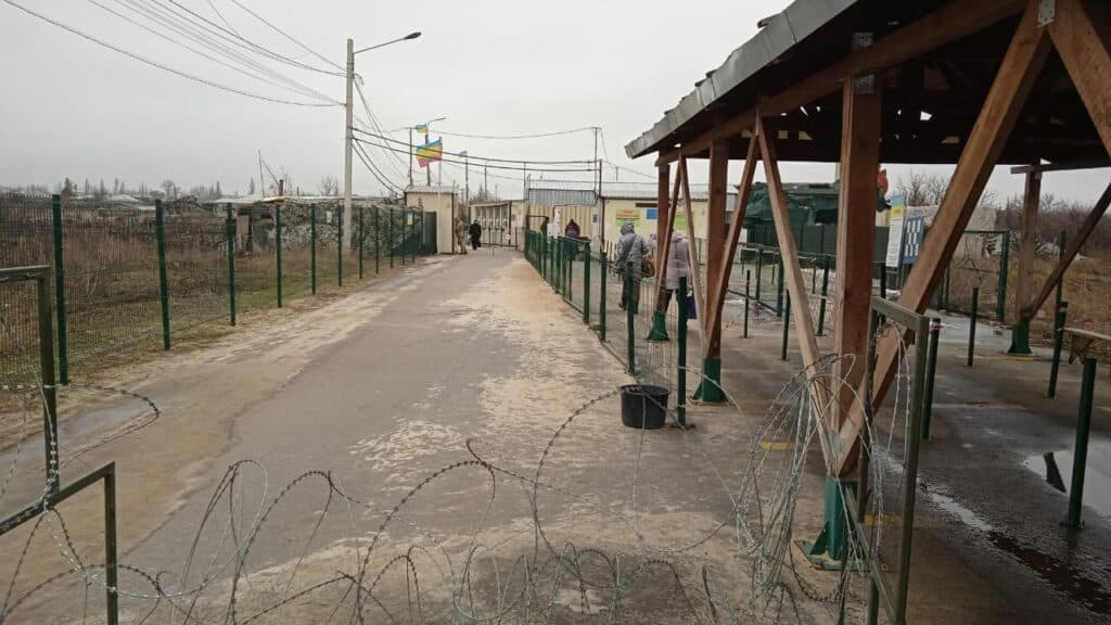 По той бік лінії розмежування. Як працюватиме КПВВ на Луганщині на Різдво та під час локдауну